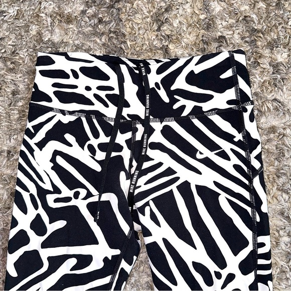 Nike Dri Fit Ladied XS Zebra Activewear 20” Capri Leggings w/ Mesh - Picture 3 of 8